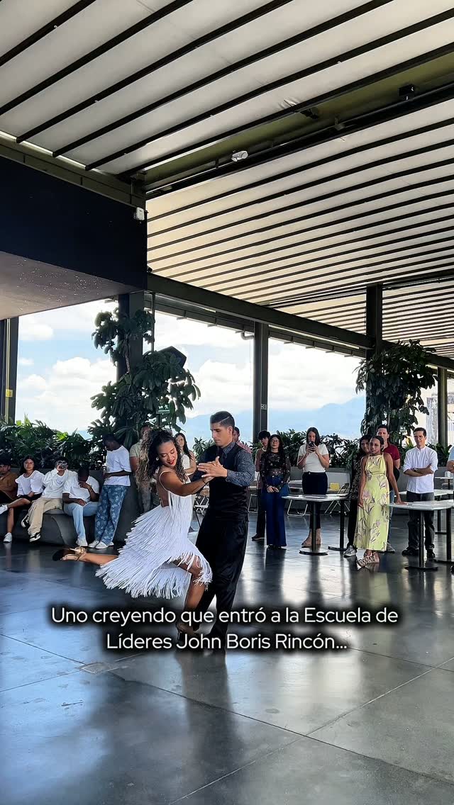 🚨 ¡CUIDADO! El tango puede causar miradas intensas, pasos i